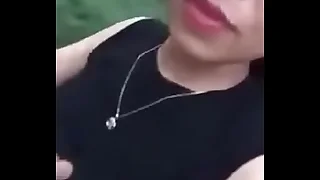 hai em g&aacute;i &dstrok;i &dstrok;ường sờ vếu nhau